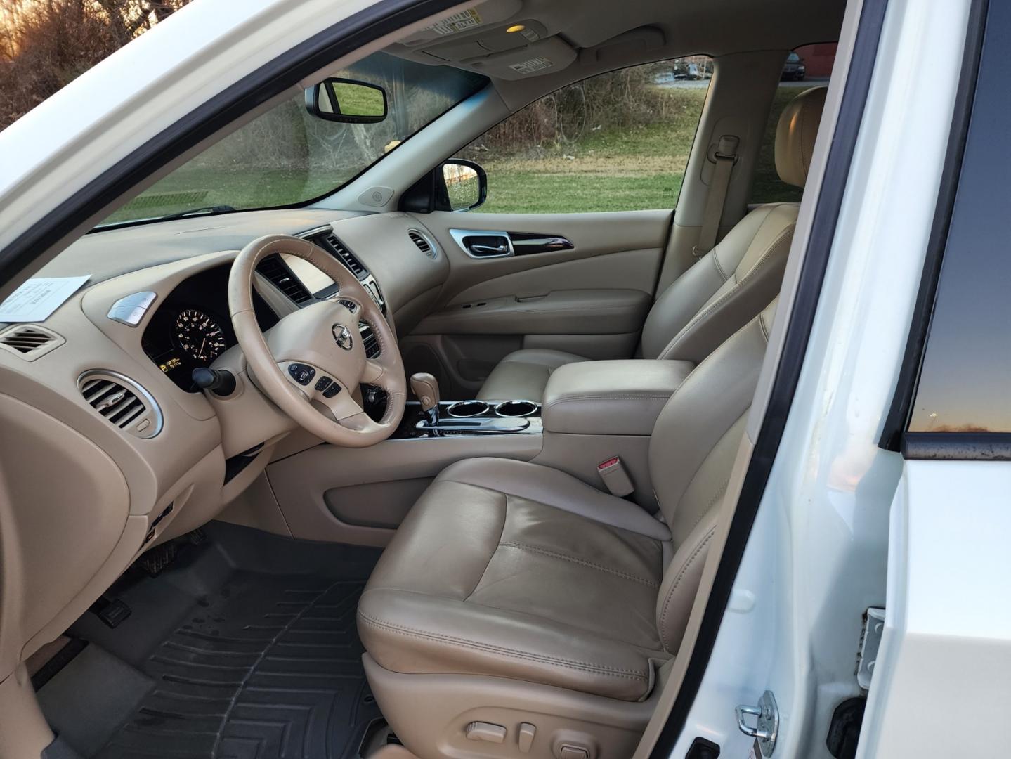 2015 WHITE /BEIGE Nissan Pathfinder SL 2WD (5N1AR2MN7FC) with an 3.5L V6 DOHC 24V engine, Continuously Variable Transmission transmission, located at 1221 Madison St., Shelbyville, TN, 37160, (931) 680-9439, 0.000000, 0.000000 - Photo#6